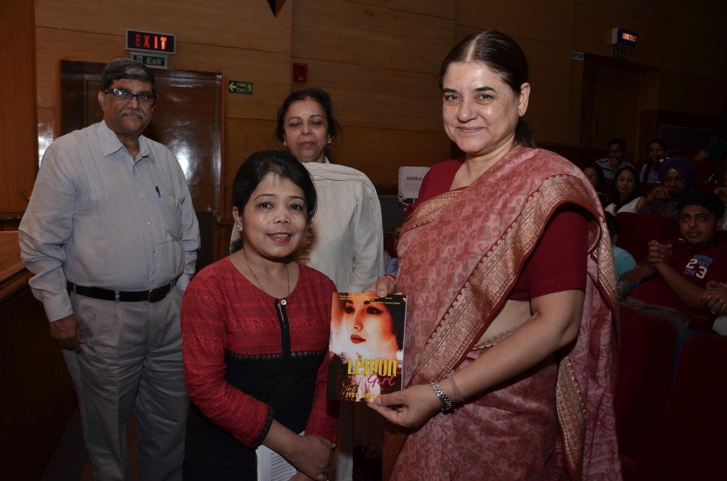 Maneka Gandhi appreciating Jyoti Arora, author of Lemon Girl